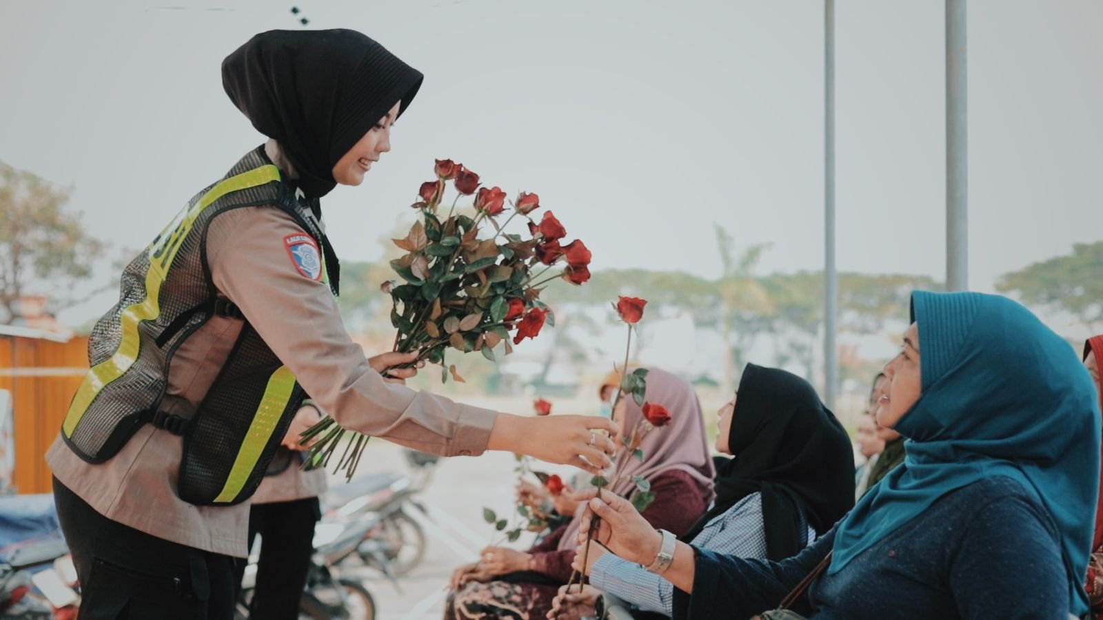 Peringati Hari Kartini, Srikandi Satlantas Polres Gresik Bagi Mawar dan Helm untuk Pemohon SIM Perempuan