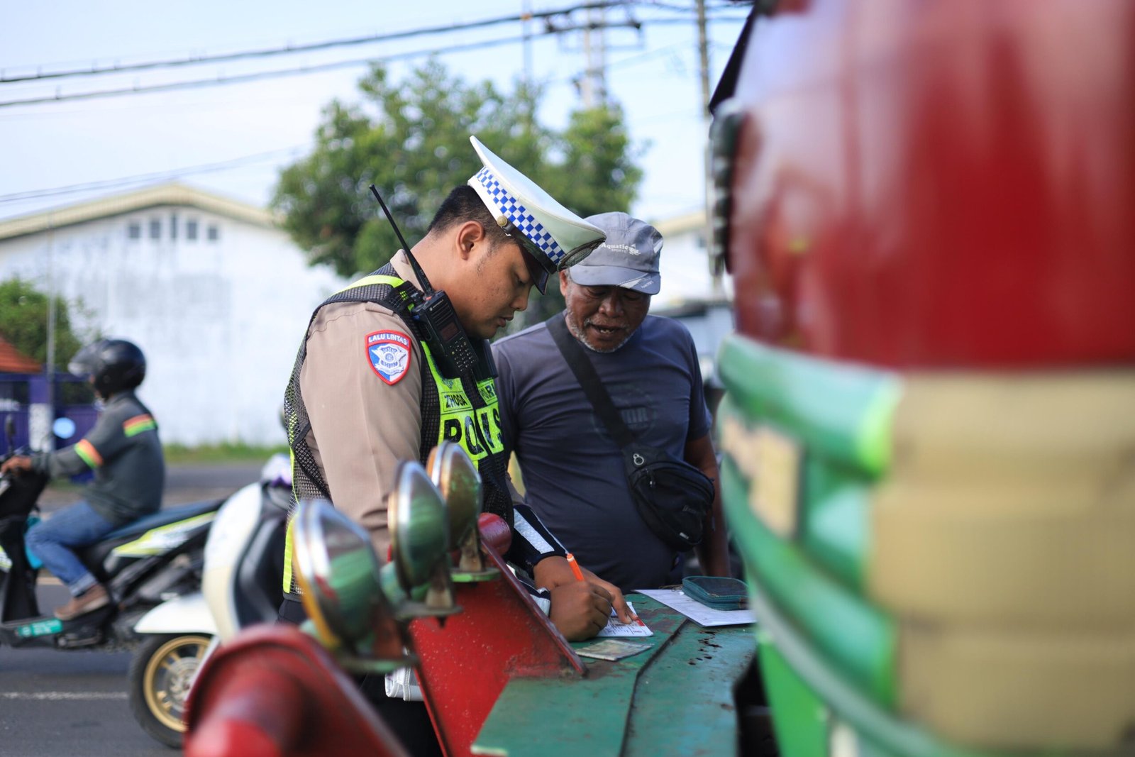 Polres Gresik Tindak Tegas Truk Nakal Langgar Jam Operasional di Pantura, Pelanggar Diputar Balik dan Diberikan Sanksi