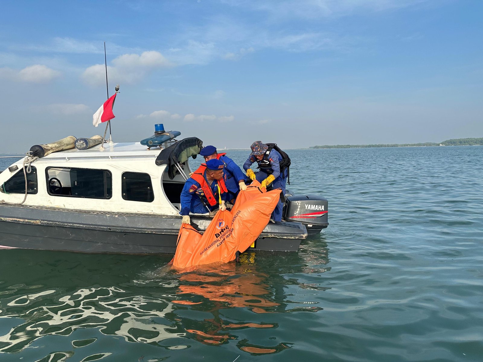 Satpolairud Polres Gresik bersama Tim SAR Gabungan Evakuasi Korban Ketiga Perahu Tenggelam