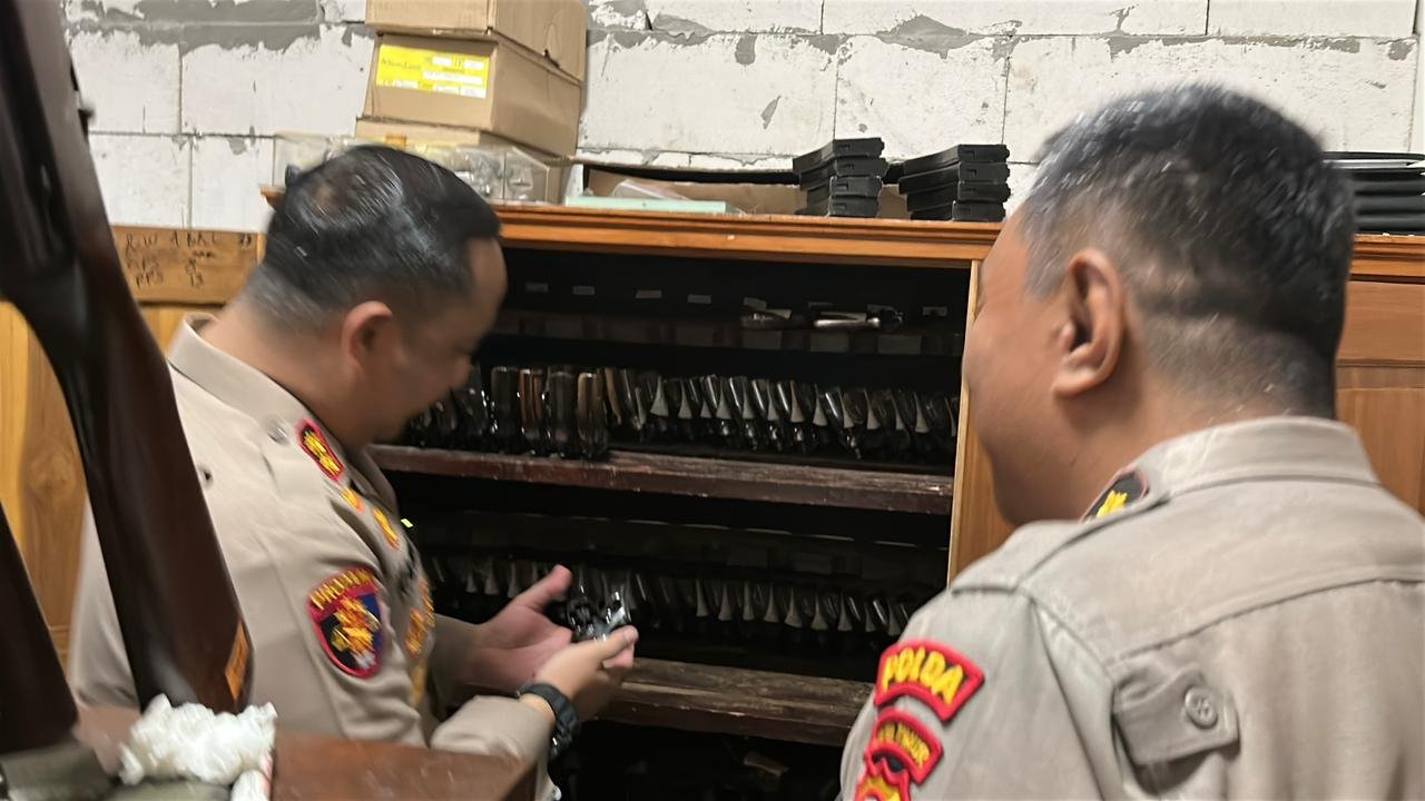 Polres Gresik Bersama Polda Jatim Periksa dan Tertibkan Senjata Api Organik Anggota