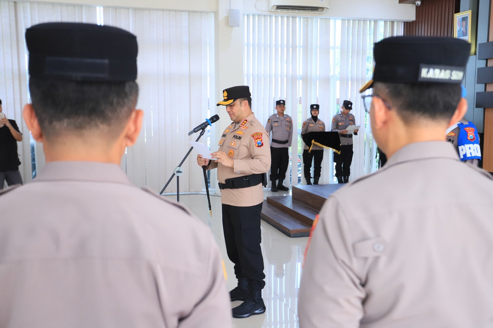 Kapolres Gresik Beri Reward Personel Berprestasi, Dorong Semangat Pengabdian dan Pelayanan