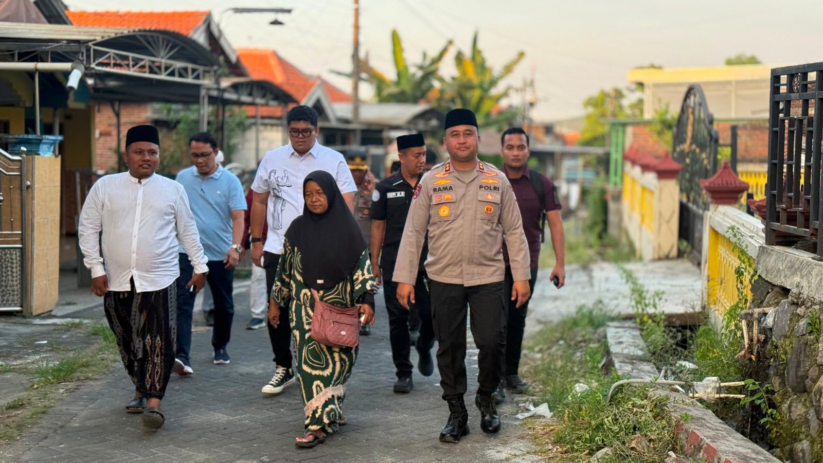 Kapolres Gresik Dampingi Wakapolda Jatim Takziah ke Keluarga Kusaeni, Wujud Nyata Kepedulian Polri