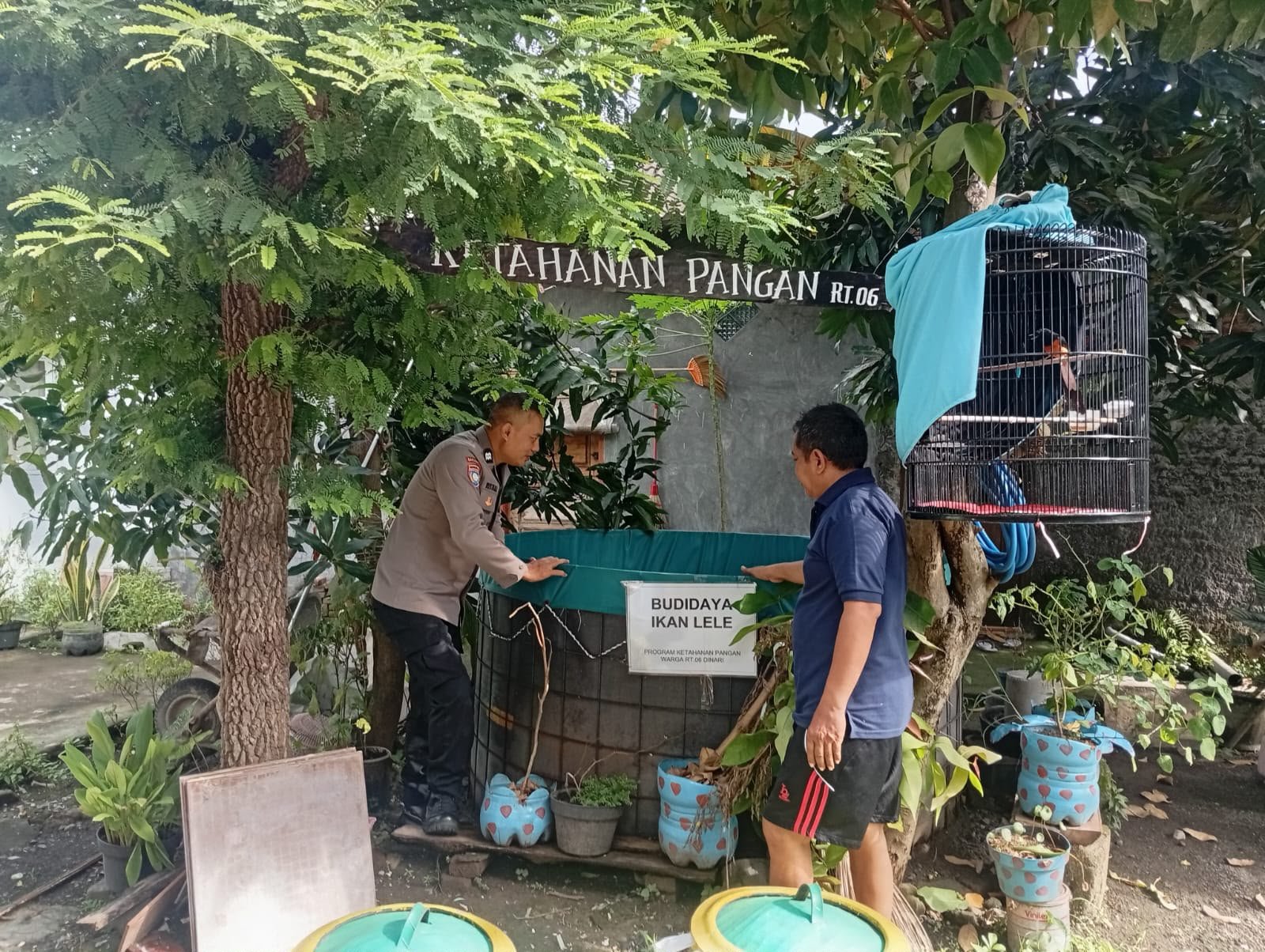 Polri Dukung Ketahanan Pangan, Personel Polres Gresik Monitoring Tanaman Tomat di Desa Manyarrejo