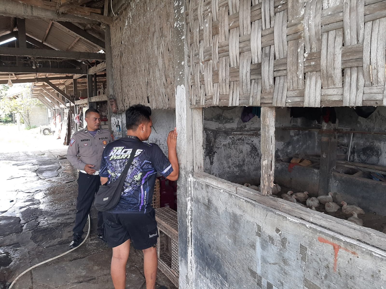 Bhabinkamtibmas Tinjau Peternakan Ayam di Desa Kembangan, Wujud Nyata Dukungan Ketahanan Pangan