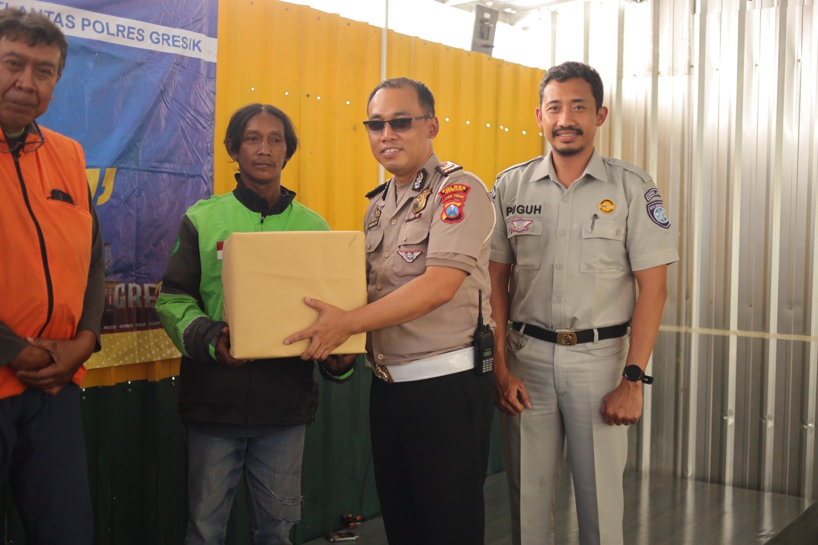 Peringati HUT Bhayangkara ke 80 Satlantas Polres Gresik dan Ojol Gresik Ngopi Bareng, Bahas Safety Riding dan Kamtibmas