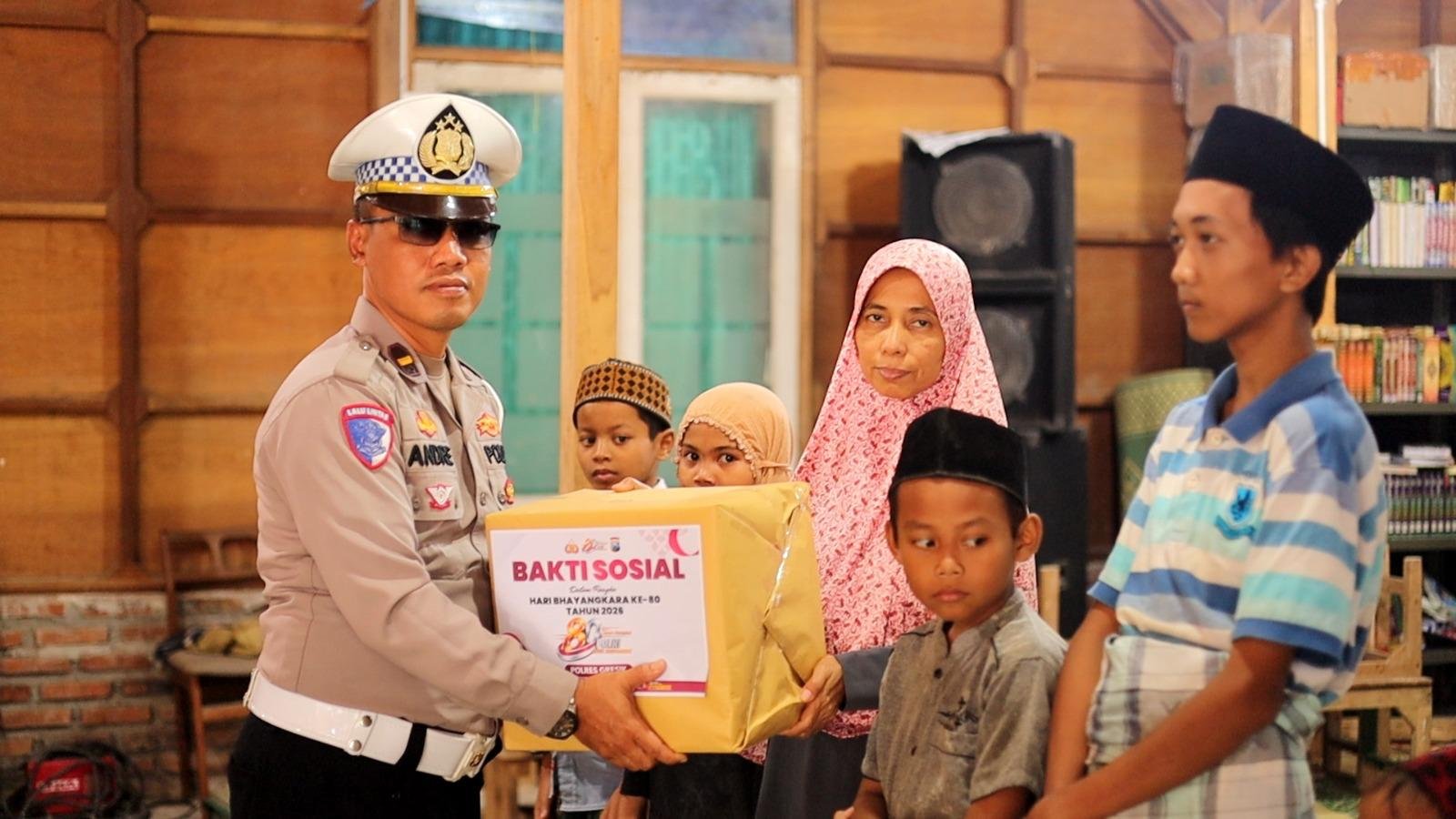 Polres Gresik Peduli Sesama, Satlantas Gelar Polantas Menyapa Salurkan Bantuan Sosial Bersama Taruna Akpol kepada Warga dan Panti Asuhan