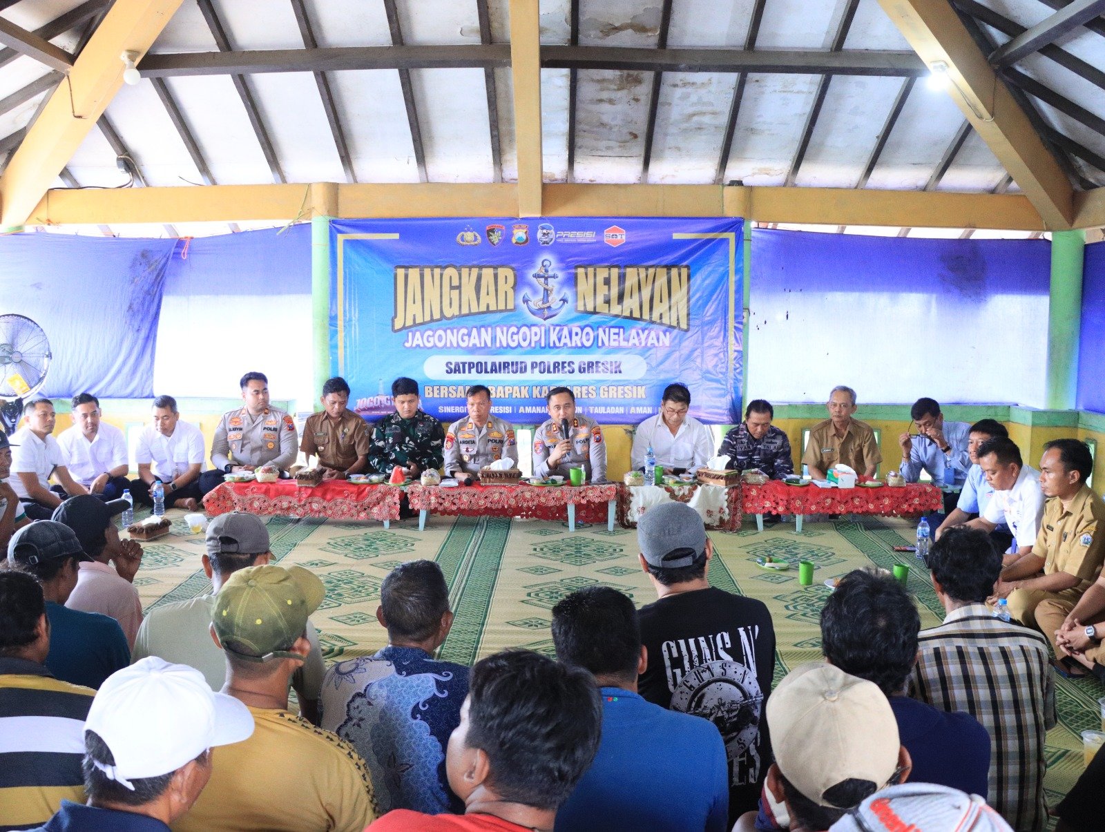 Dengar Aspirasi Nelayan Pesisir, Kapolres Gresik Gelar Jangkar, Bakti Kesehatan dan Salurkan Bantuan Keselamatan Laut