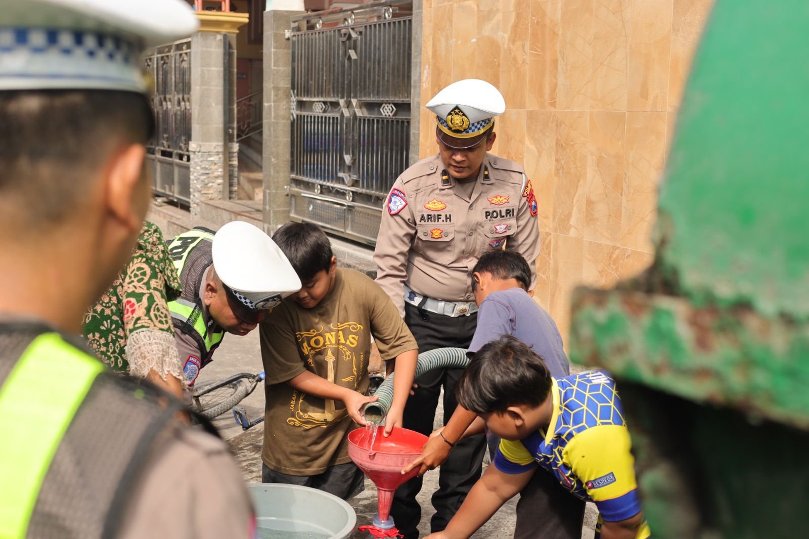 Polres Gresik Salurkan Air Bersih untuk Warga Duduk Sampeyan Sambut HUT Bhayangkara ke-80