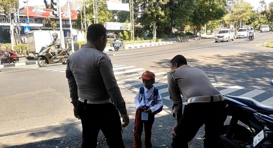 Satlantas Polres Gresik Bantu Siswa SD Kebingungan Saat Pulang Sekolah, Langsung Diantar ke Rumah Orang Tua Lega