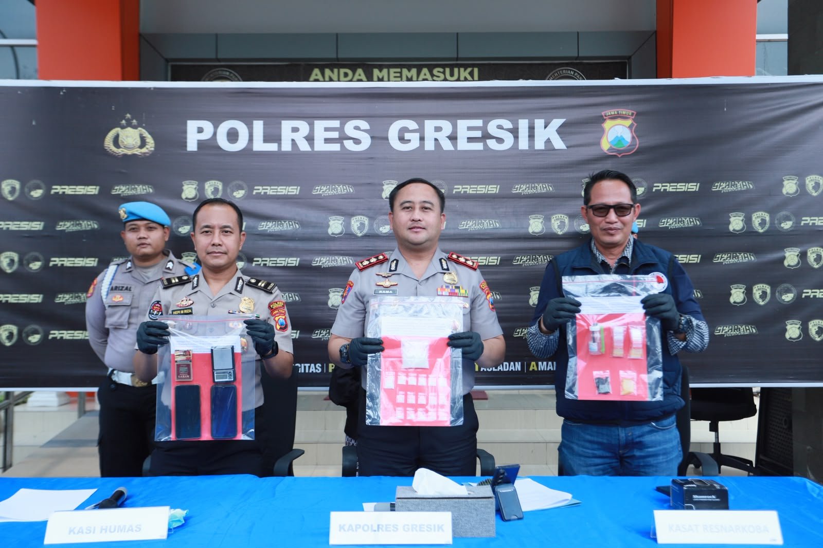 Polres Gresik Bongkar Peredaran Sabu Sistem Ranjau di wilayah selatan, Dua Kurir Dibekuk dengan Barang Bukti 38 Gram