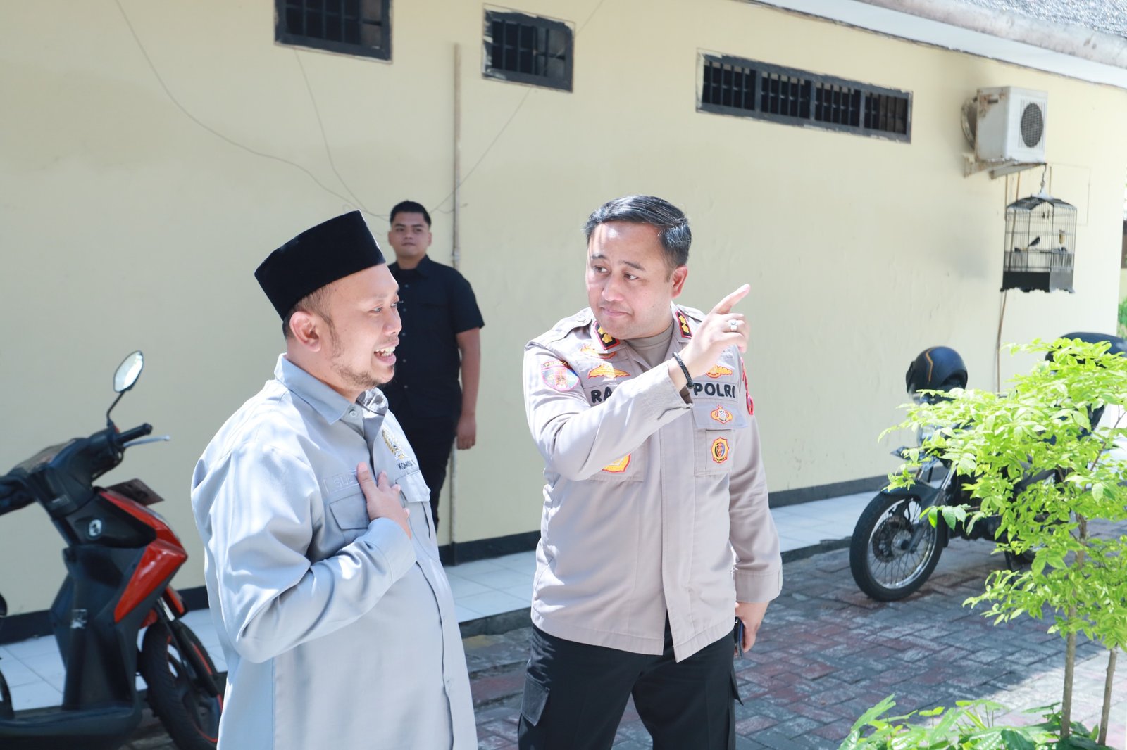 Kapolres Gresik Tinjau Polsek Kebomas dan Pos Lantas, Pastikan Layanan Polres Gresik Maksimal