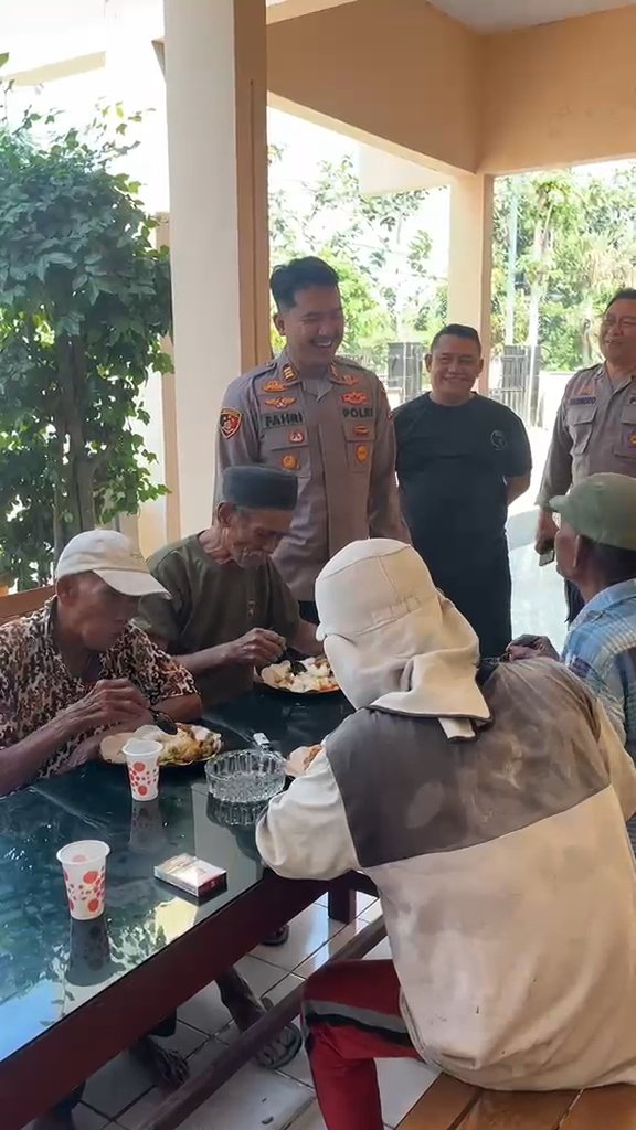 Ratusan Warga Makan Bersama di Polsek Wringinanom, Pererat Silaturahmi dan Berbagi Keberkahan