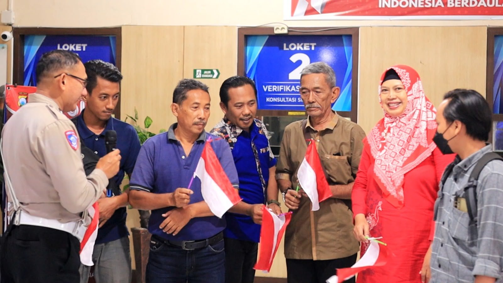 Kado Kemerdekaan dari Satlantas Polres Gresik, 17 Warga Kelahiran 17 Agustus Dapat Layanan SIM Gratis