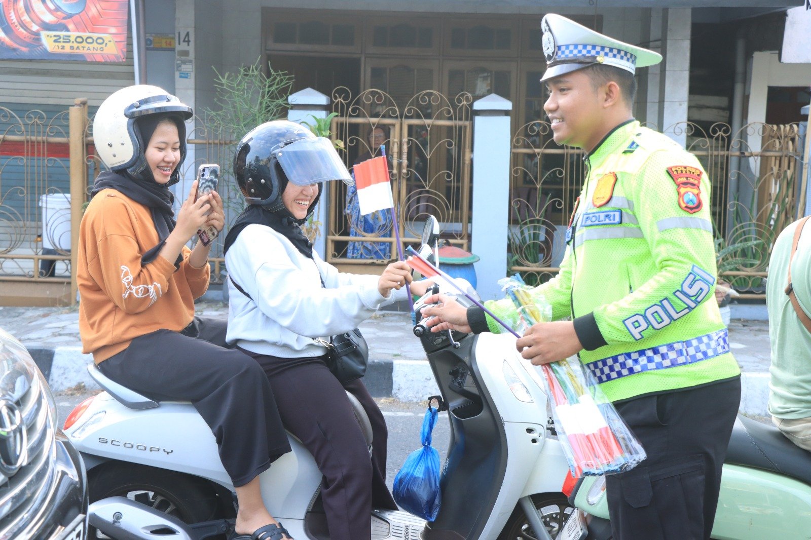 Ratusan Bendera Merah Putih Dibagikan Polres Gresik, Senyum Pengendara Warnai Simpang Empat Sentolang
