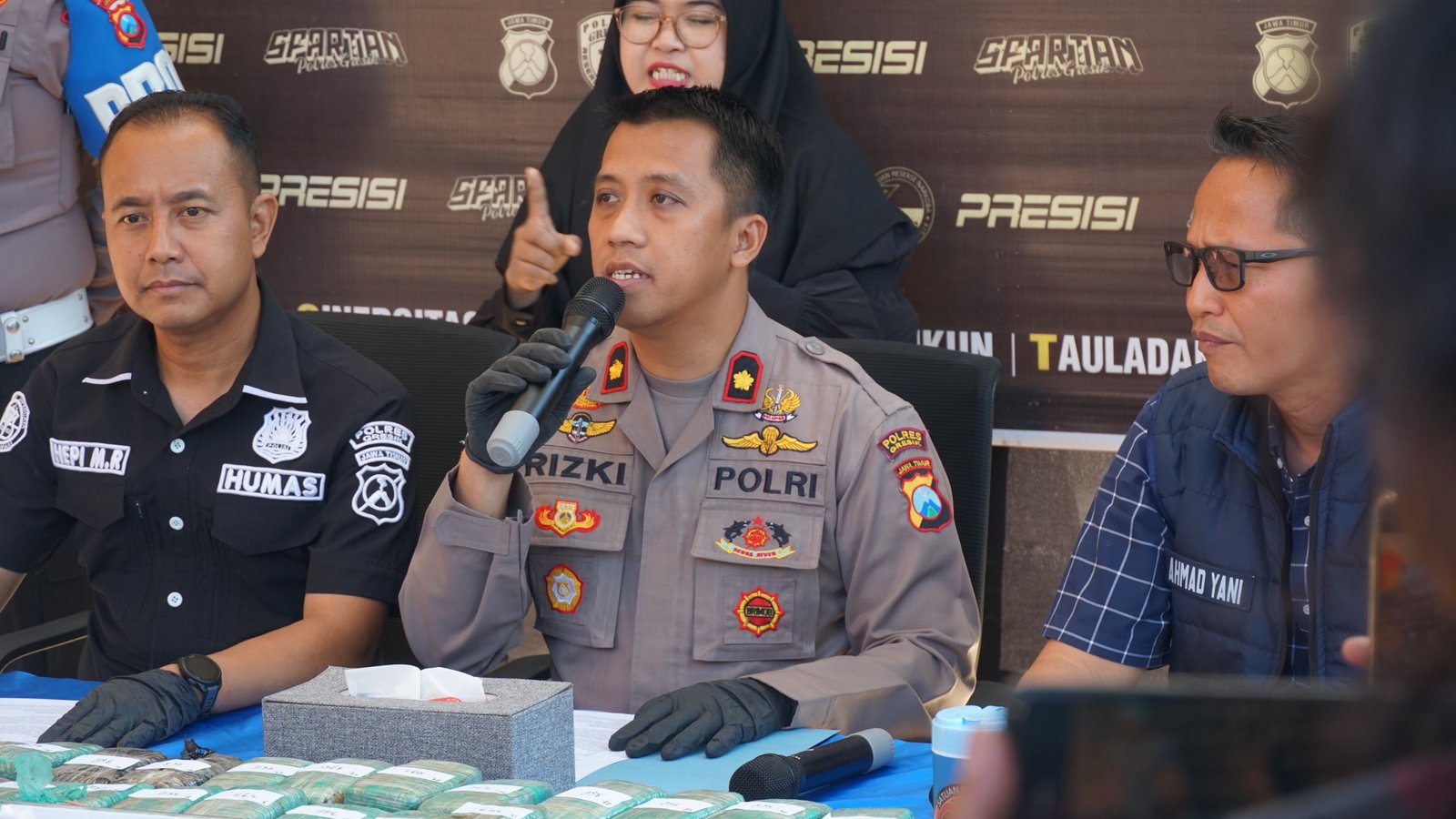Warga Lapor Lewat 110, Satresnarkoba Polres Gresik Temukan 10,8 Kg Ganja dalam Vespa di Gudang Ekspedisi
