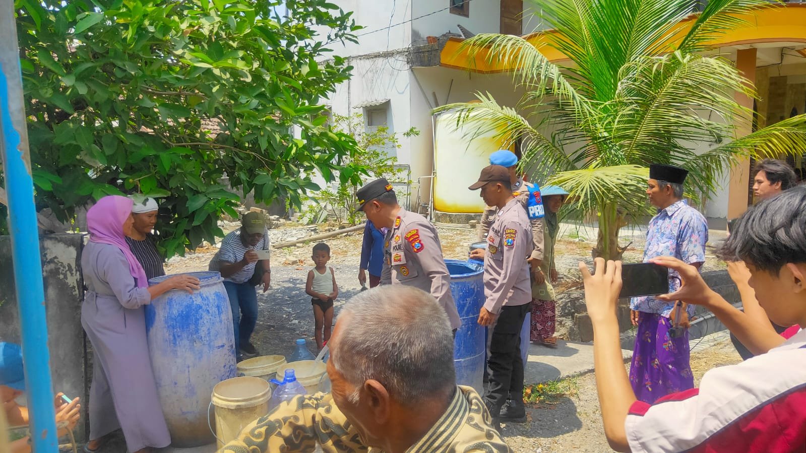 Polsek Panceng Salurkan Air Bersih untuk Warga Dusun Gampeng Gresik