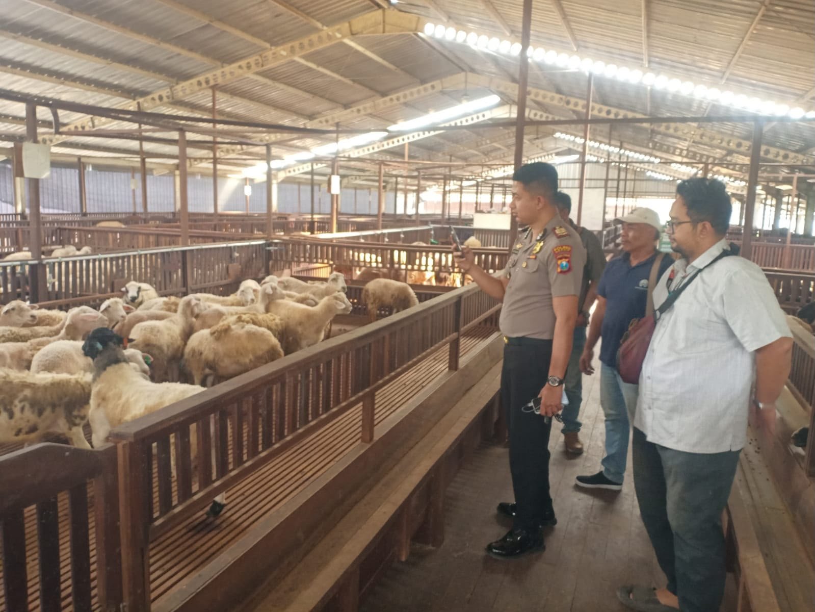 Jaga Ketahanan Pangan, Polsek Kedamean Cek Potensi Peternakan Kambing Warga