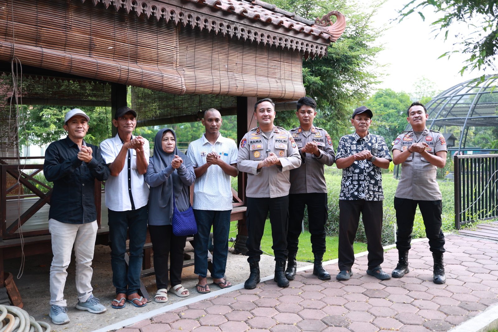 Polisi Bersama Masyarakat, Kapolres Gresik Bantu Wahyu Kembali ke Keluarga di Menganti