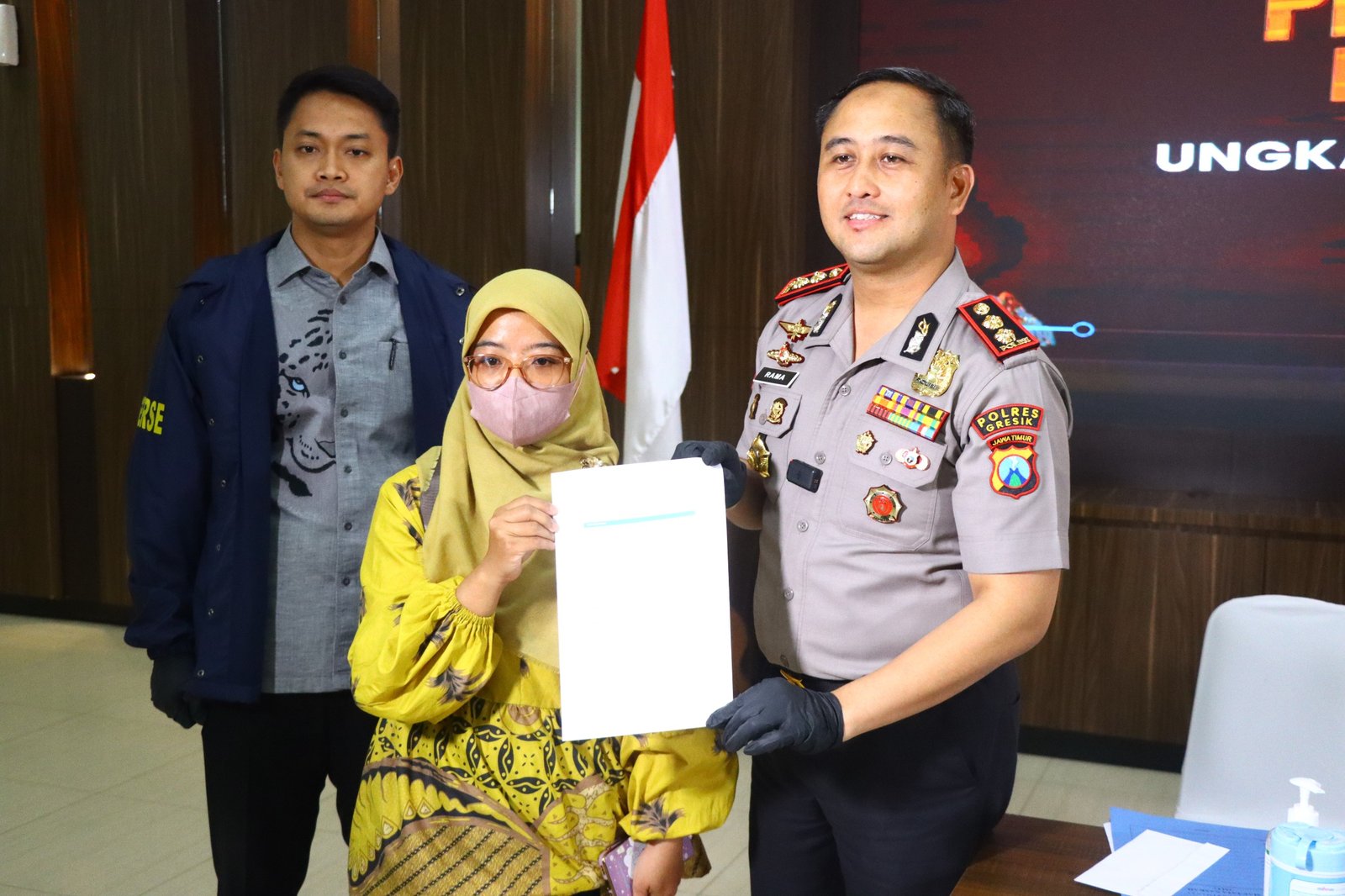 Quick Wins Kapolri, Polres Gresik Gerak Cepat Tangkap DC Pinjol Ancam Warga, Uang Korban Langsung Dikembalikan
