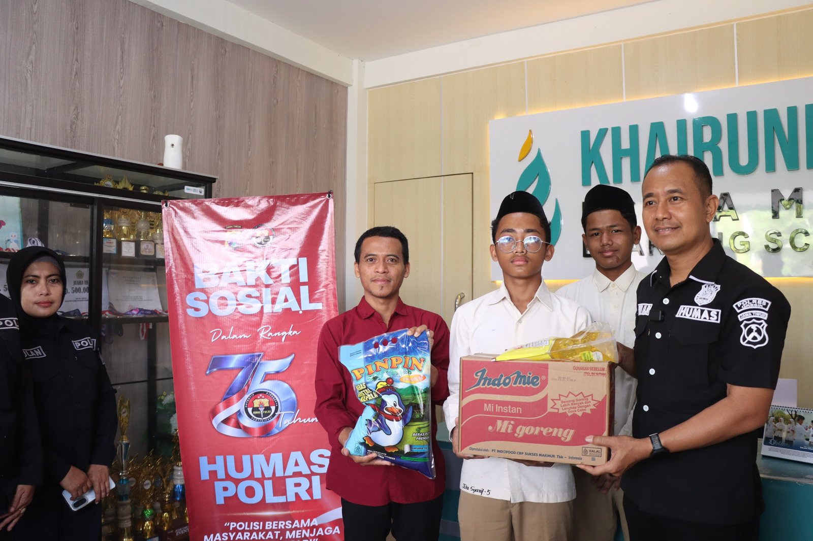Semarak HUT ke-75 Humas Polri, Polres Gresik Salurkan Bantuan Sembako ke Panti Asuhan Nurul Hayat