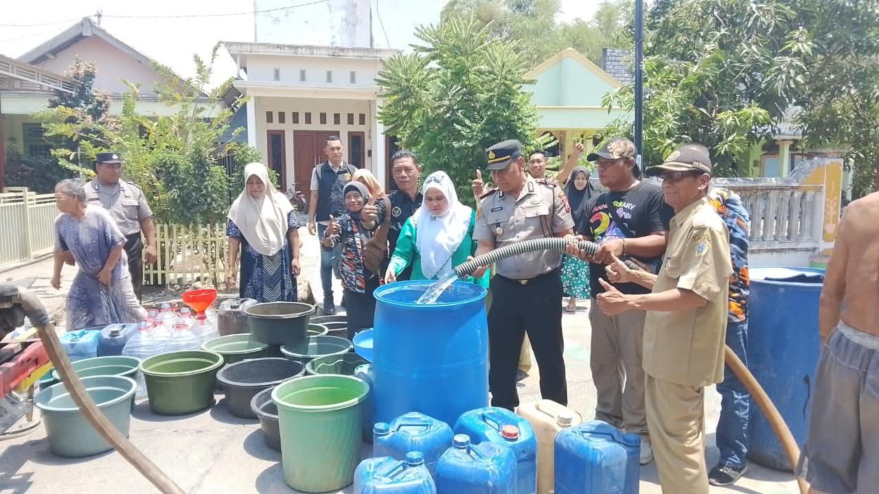 Polisi Bersama Masyarakat, Polsek Duduksampeyan Salurkan Air Bersih untuk Warga Tumapel