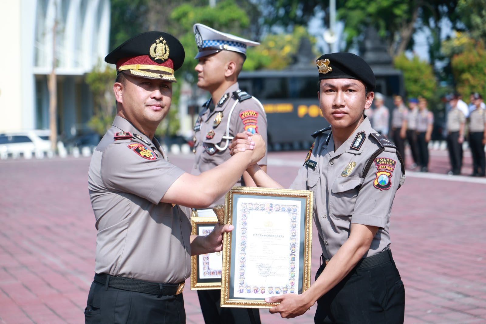 Selamatkan Korban Pengeroyokan hingga Raih Prestasi, 3 Polisi Gresik Terima Penghargaan