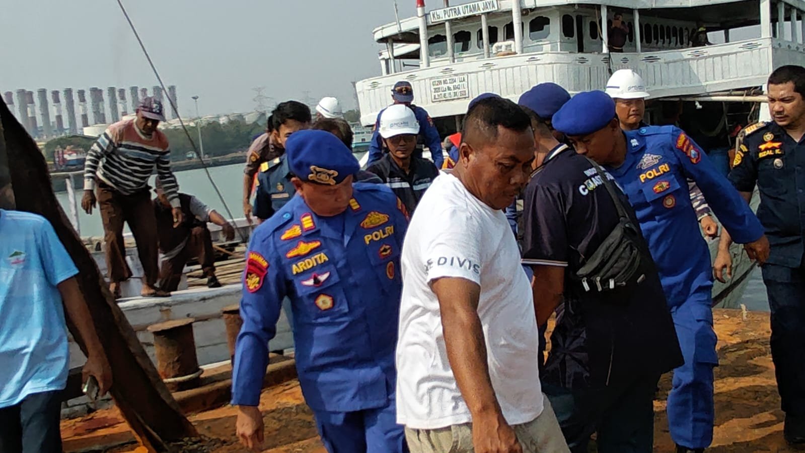 Mendadak Sesak Napas di Kapal, Satpolairud Polres Gresik Bantu Evakuasi ABK ke Rumah Sakit