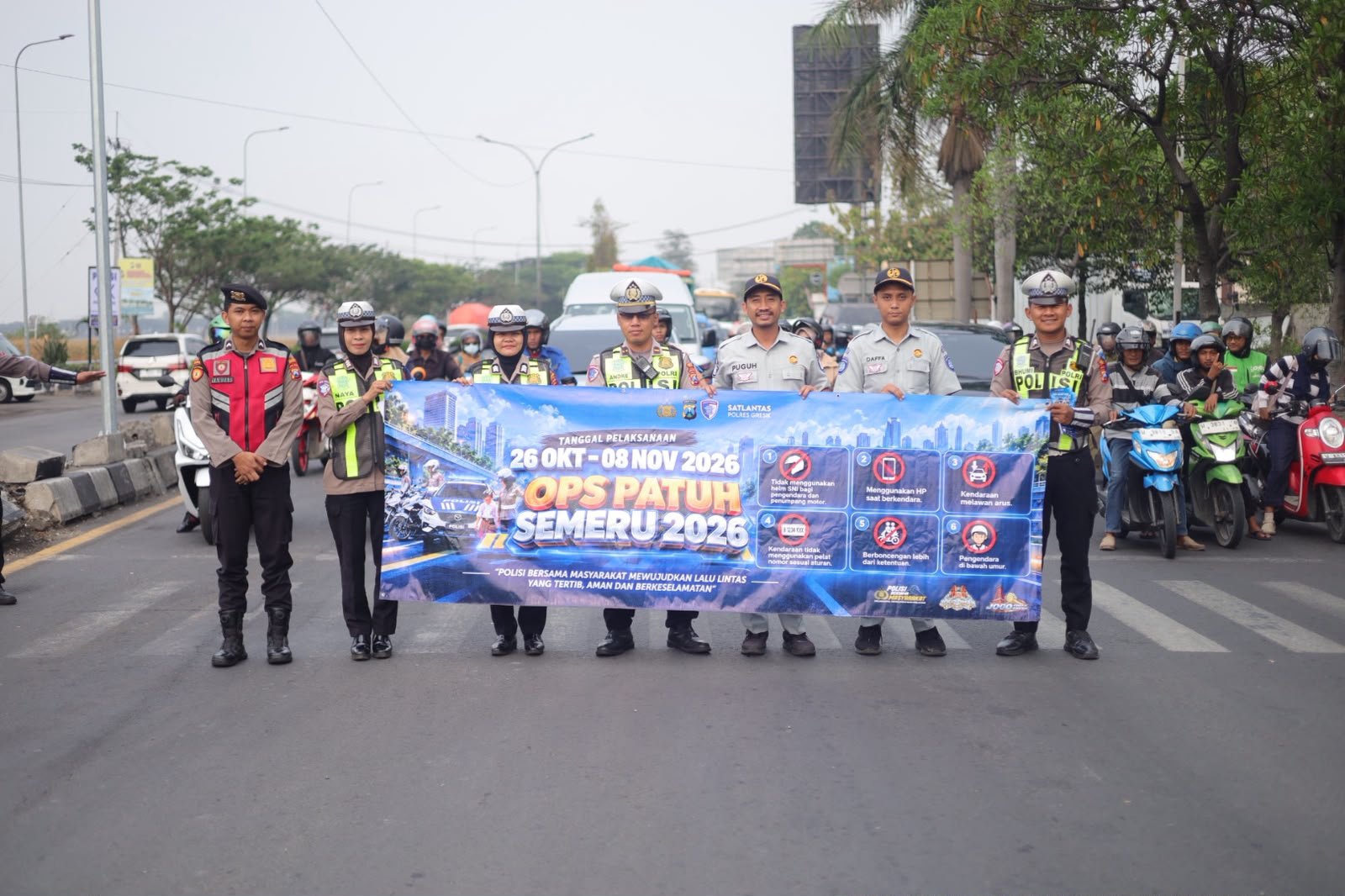 Ops Patuh Semeru 2026, Satlantas Polres Gresik Bagikan Cokelat kepada Pengendara di Exit Tol Kebomas Gresik